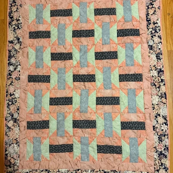 Handmade Patchwork Quilt - Beautiful condition - Picture 3 of 12